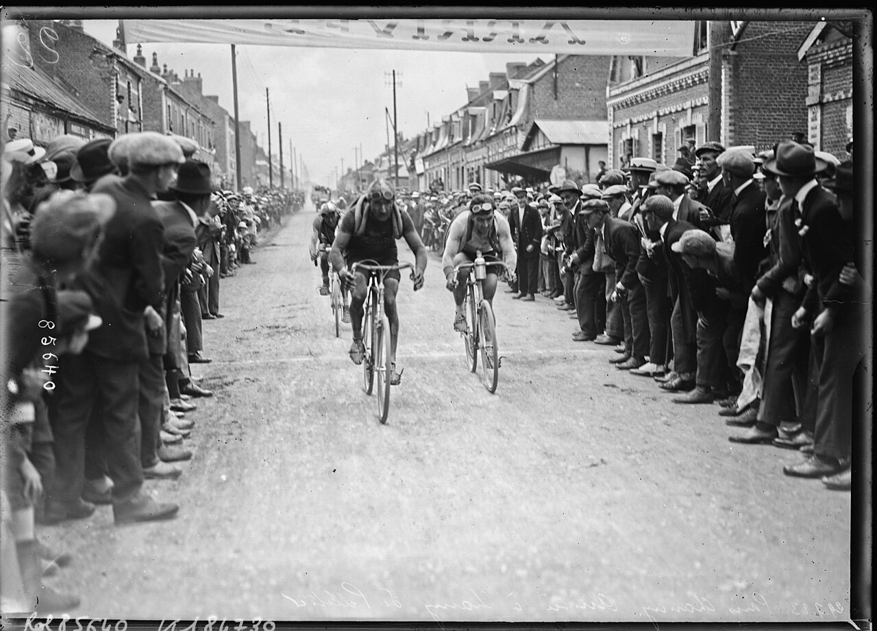 Deux coureurs franchissent la ligne à Chauny entre deux haies de spectateurs, en 1923